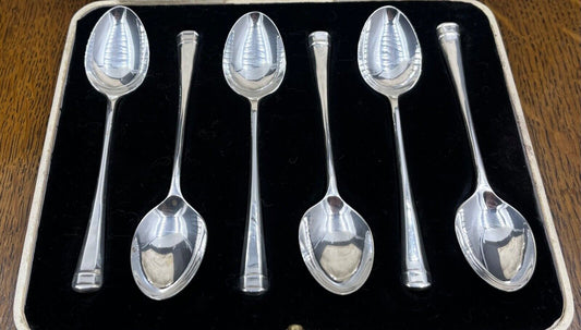 A set of 6 English sterling silver spoons in case Sheffield 1927